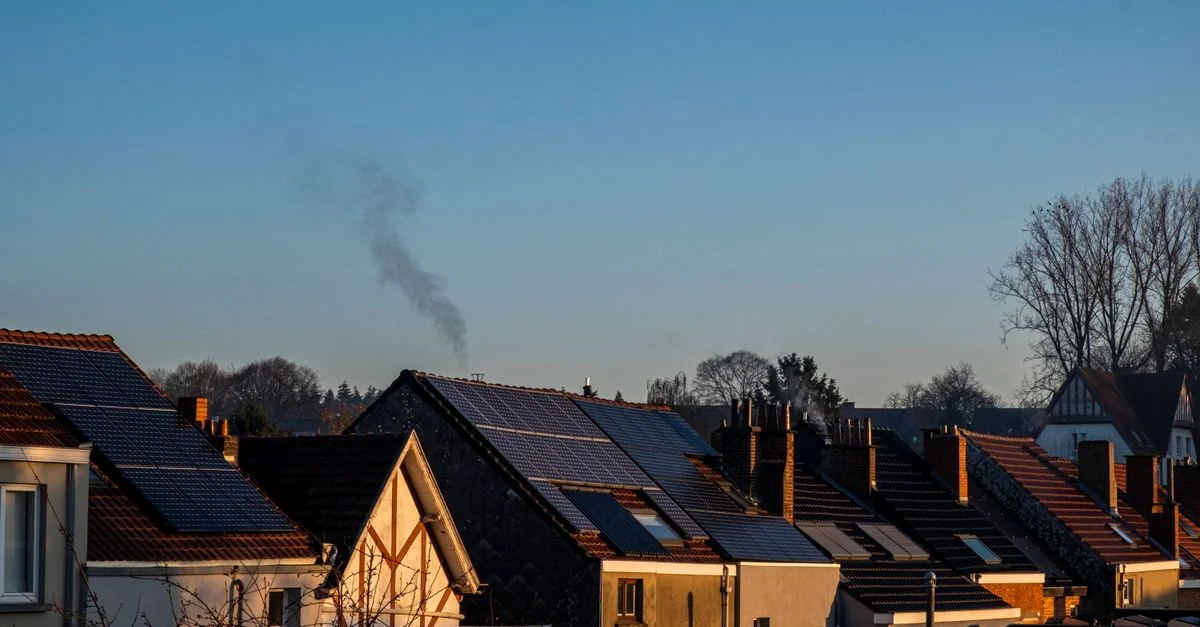 Une rangée de maisons affichant des panneaux solaires sur leurs toits, reflétant des pratiques énergétiques durables.